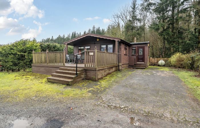 4 Bed House - Sleeps 9 - Hottub - Parking