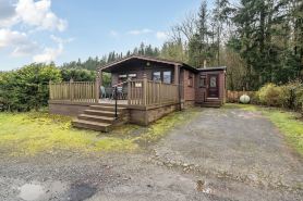 4 Bed House - Sleeps 9 - Hottub - Parking