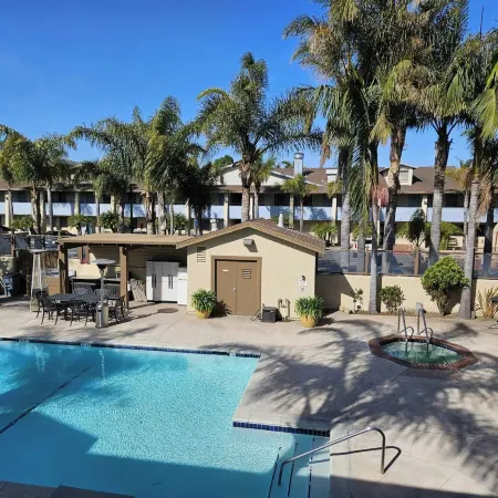 O'Cairns Inn and Suites