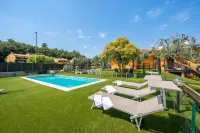Villa Teresa Apt Lake Garda View 2Br + Pool (Sleeps 6) - Happy Rentals - Park Yeri