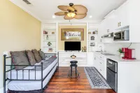 9 Mi to Beach: Pet-friendly Apt in San Diego!