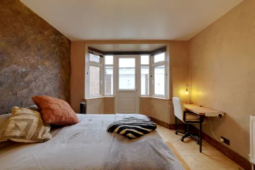 Charming Burnt Oak Retreat - 2-Star