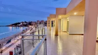 Beachfront Penthouse, 360 Large Private Terrace - Wifi