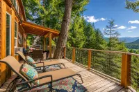 Das Tree Haus 1 Bedroom Home by NW Comfy Cabins by RedAwning