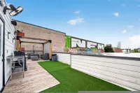 Skyline Views Rooftop Retreat Sleeps 8 - Homestays