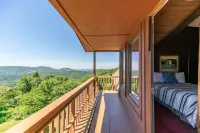 Endless Vistas 4BR With Stunning Views and Close Proximity to Town