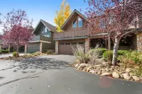3BR Three-story Home With Epic Mountain Views & Fireplace - 4 stjerner