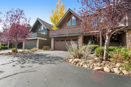 3BR Three-story Home With Epic Mountain Views & Fireplace - 4 stjerner