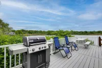 Cozy Narragansett Cottage w/ Dock & Outdoor Shower - Beach