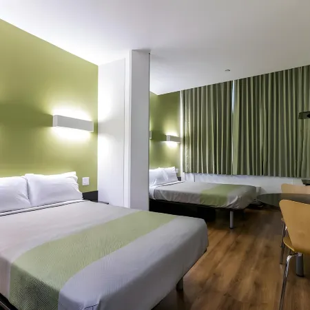Feather Factory Hotel Отели рядом с достопримечательностью «Гринпойнт»