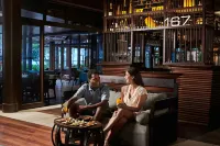 Le Domaine Oro, Series by Marriott - bars