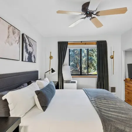 Cabriolet Chalet by Avantstay King Suite + Bunk Loft + BBQ Deck Walk to Lift + Pool Access