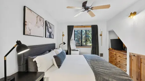 Cabriolet Chalet by Avantstay King Suite + Bunk Loft + BBQ Deck Walk to Lift + Pool Access - WiFi