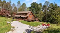 Luxury 8BR Mountain Lodge Hot Tub Fire Pit - 3-Star