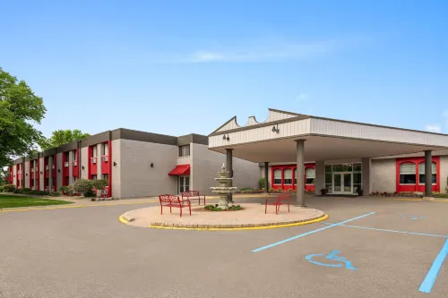 Ramada by Wyndham Grand Forks - 3-Star