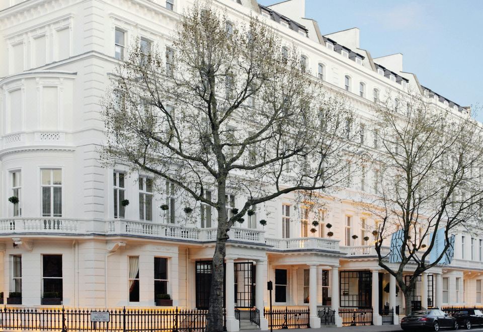 숙소 객실 내부의 아늑한 침대 모습