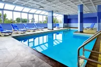 Four Points by Sheraton Toronto Mississauga - مسبح