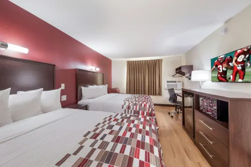 Red Roof Inn & Suites Denton - Parkplatz