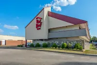 Red Roof Inn Columbus West - Hilliard - Parkplatz