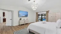 Latitude 26° Luxury Retreat by Avantstay Waterfall Pool + Private Dock - WiFi