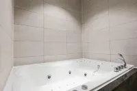 Jeonju Sinsigaji Hotel Azit - Jacuzzi