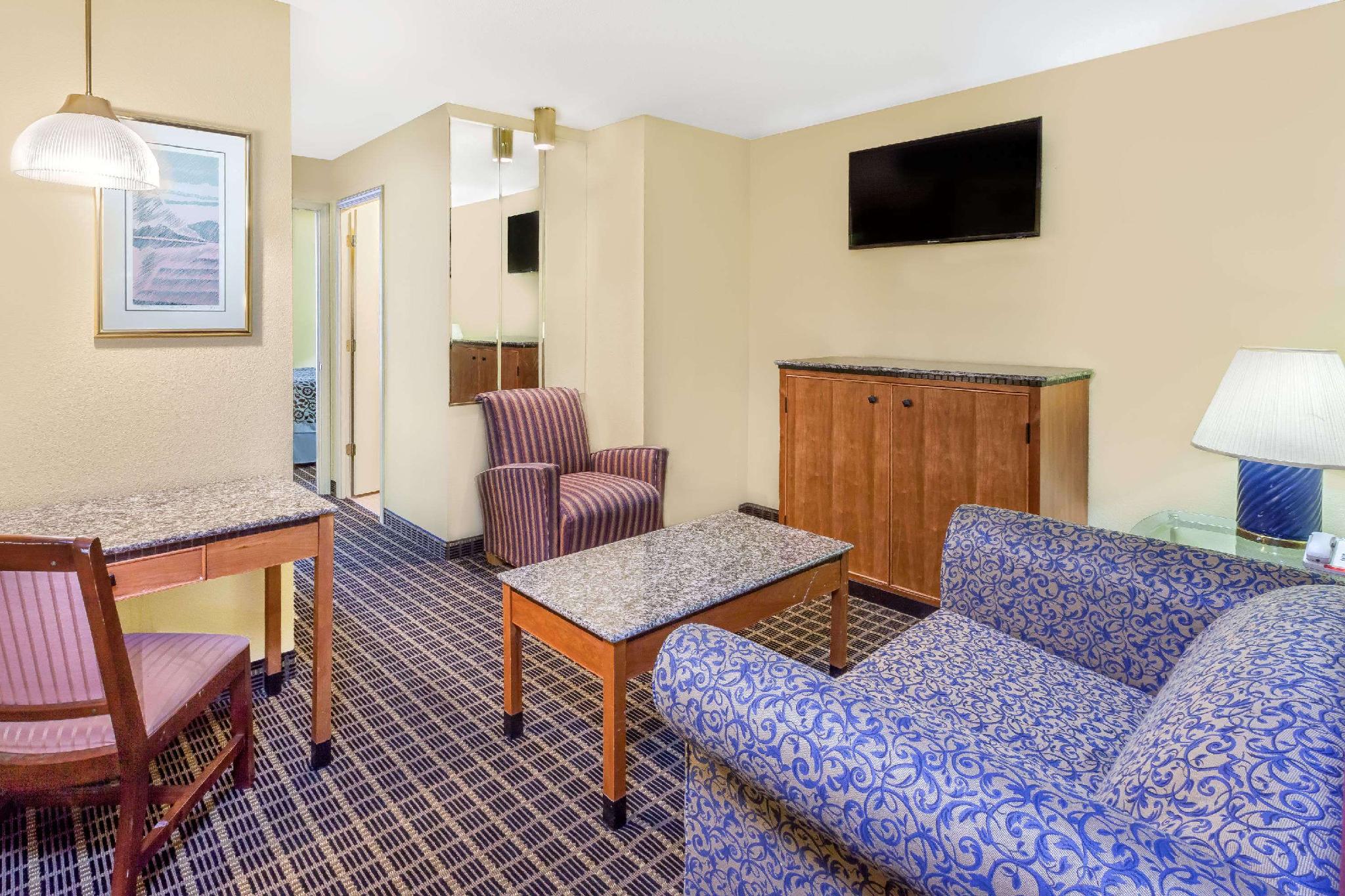 Days Inn & Suites by Wyndham Kalamazoo