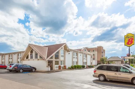 Super 8 by Wyndham Wichita Airport Отели в г. Уичито