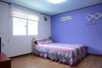 Yangyang Eondeogwie Hayanjip Pension Hotels near Micheongol Valley