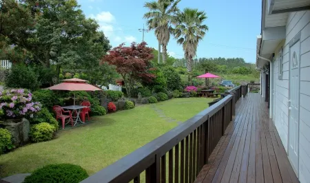 Jeju Palm Hills Pension Отели рядом с достопримечательностью «Geomunoreum»