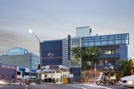 The Metropolitan Spring Hill Отели рядом с достопримечательностью «The Old Windmill»