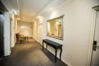Zappeion Apartments Hotel di West Perth