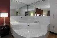 Red Roof Plus+ & Suites Opelika