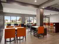 La Quinta Inn & Suites by Wyndham St Louis Route 66 Hotels in St. Louis County