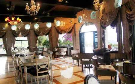 Seruni Hotel Hobbit House
