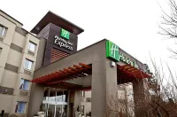 Holiday Inn Express & Suites Langley Отели рядом с достопримечательностью «South Fraser Plaza»