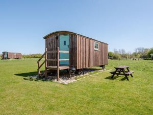 Honeysuckle Farm Hut 7 - Suffolk Farm Holidays