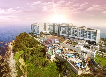 Lotte Resort Sokcho Отели рядом с достопримечательностью «Sokcho City Museum & Displaced Civilians Folk Village»