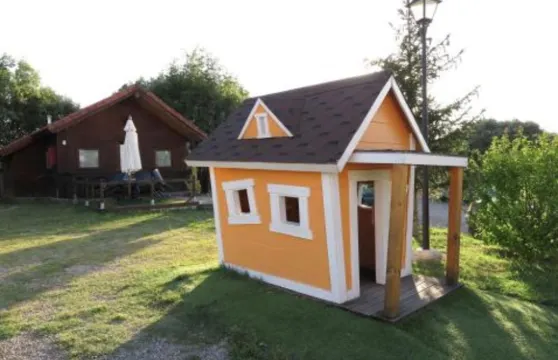 希羅內利亞露營酒店