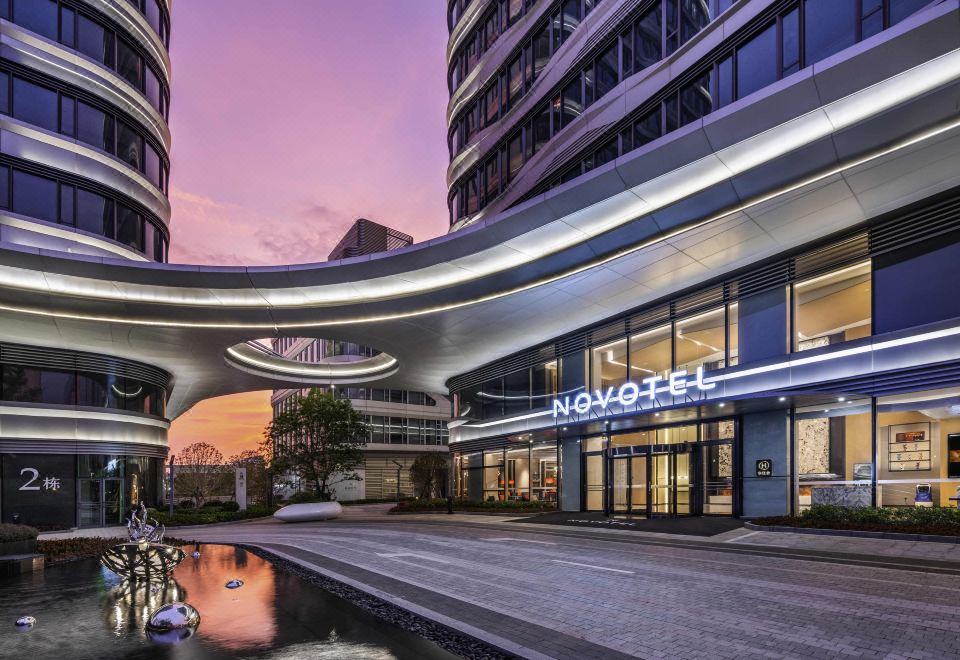 1. Novotel ..