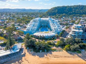 Base Holidays - Ettalong Beach Premium Apartments