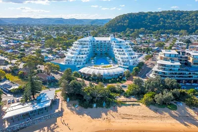 Base Holidays - Ettalong Beach Premium Apartments