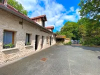 Logis - Hôtel Saint Nicolas فنادق في Chaumont-en-Vexin