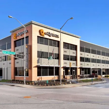 La Quinta Inn & Suites by Wyndham Indianapolis Downtown Отели рядом с достопримечательностью «Серкл Центр Молл»