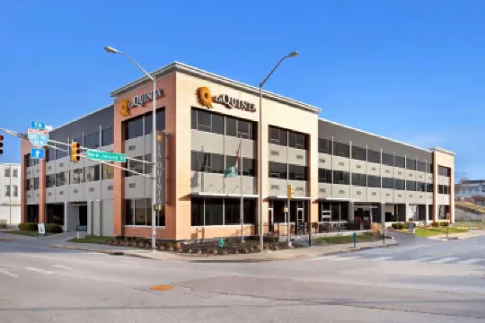 La Quinta Inn & Suites by Wyndham Indianapolis Downtown Hotels near Sun King Brewery