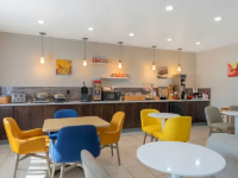 曾斯維爾市中心的舒適套房酒店 馬斯金格姆縣酒店