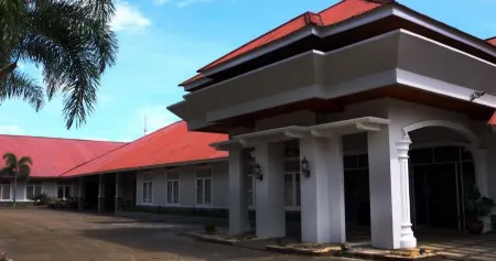 Emerone Moslem Friendly Hotel Batusangkar Отели в г. Lima Kaum