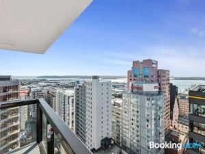 Just Opposite to Sky Tower , 2 Bed 2 Bath in CBD