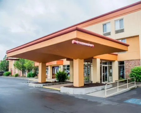 Clarion Hotel & Suites Riverfront