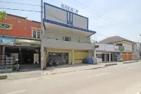 RedDoorz Near Uns Solo Hotel dekat Putri Ayu