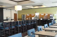 La Quinta Inn & Suites by Wyndham Ankeny IA / Des Moines IA 2402 SE Tones Dr., Ankeny, Io - breakfast